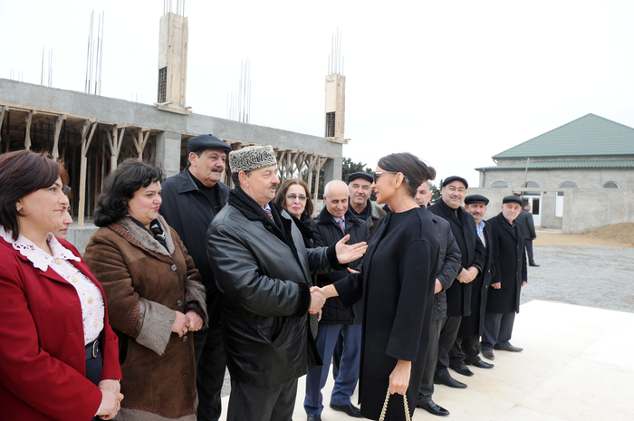 Birinci xanım Mehriban Əliyeva Xəzər rayonunda təmiri və əsaslı surətdə yenidən qurulması nəzərdə tutulan bir sıra obyektlərdə olub (FOTO)